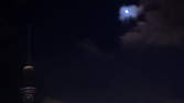 Zeitraffer - Skytree mit Mond